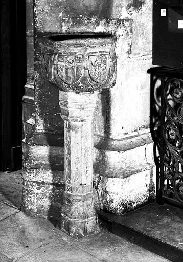 Bénitier aux armes de France et de Bretagne, en pierre, d'époque Louis XII (chapelle Notre-Dame-du-Suffrage)