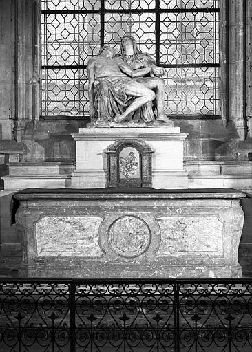 Statue de Notre-Dame-de-Pitié, en marbre (chapelle Notre-Dame-de-la-Compassion)