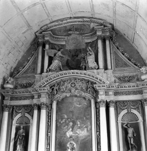 retable du maître-autel, partie haute avec tableau : L'Adoration des Bergers, groupe sculpté : L'Annonciation, 2 statues : Saint Laurent, Saint Sébastien