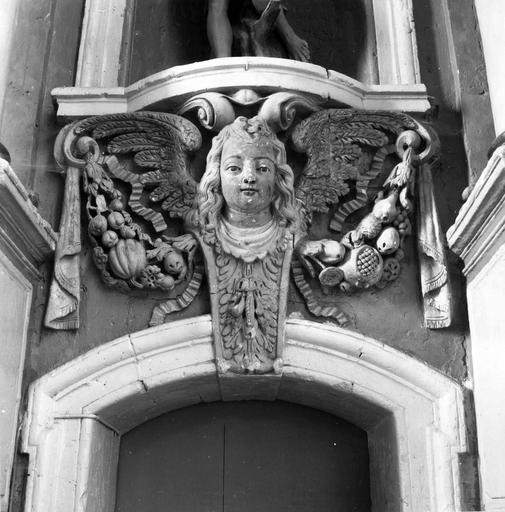 retable du maître-autel, détail d'une console sculptée, tête d'ange, sous la niche de la statue de saint Sébastien