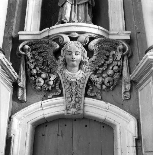 retable du maître-autel, détail d'une console sculptée, tête d'ange, sous la niche de la statue de saint Laurent