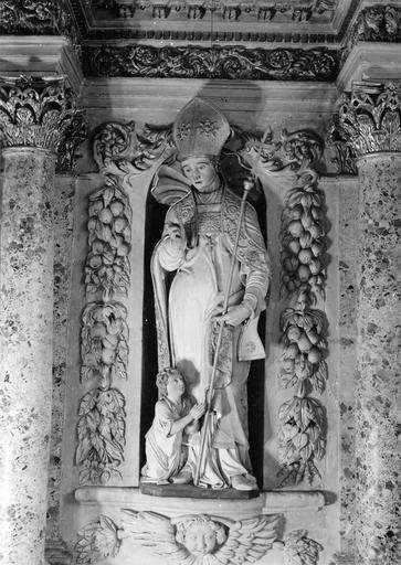 détail du retable, niche droite, statue d'évêque et d'enfant : Miracle de saint Julien ?