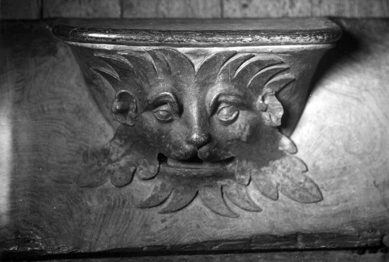 stalles du choeur, détail d'une miséricorde sculptée : tête d'animal