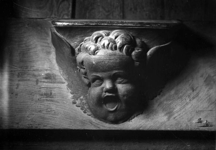 stalles du choeur, détail d'une miséricorde sculptée : tête d'ange