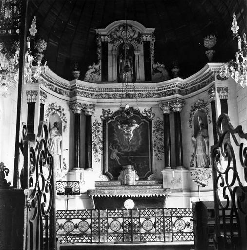 Retable du maître-autel, gradins d'autel, tabernacle, tableau : La Résurrection du Christ, statues : Saint François de Sales, Saint Augustin, Saint Sulpice