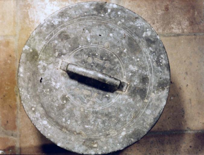 fonts baptismaux, dessus de la cuve baptismale - © Ministère de la Culture (France), Médiathèque du patrimoine et de la photographie (objets mobiliers), tous droits réservés