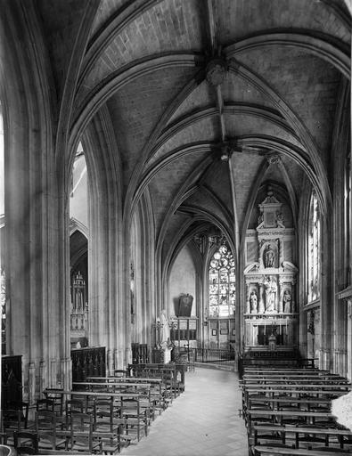 vue intérieure de l'église avec le retable de l'autel saint Pierre