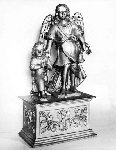 groupe sculpté : ange gardien et enfant - © Ministère de la Culture (France), Médiathèque du patrimoine et de la photographie (objets mobiliers), tous droits réservés