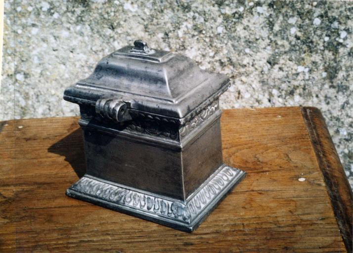boîte aux saintes huiles, fermée - © Ministère de la Culture (France), Médiathèque du patrimoine et de la photographie (objets mobiliers), tous droits réservés