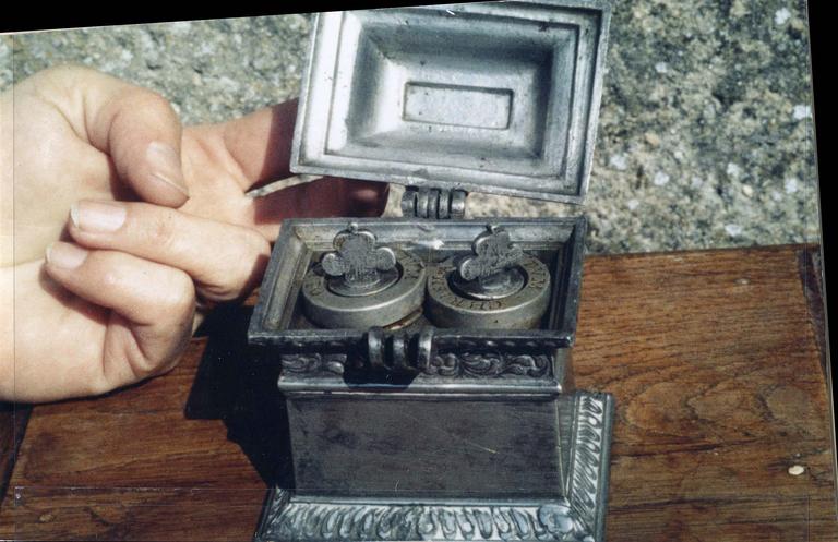 boîte aux saintes huiles, ouverte - © Ministère de la Culture (France), Médiathèque du patrimoine et de la photographie (objets mobiliers), tous droits réservés