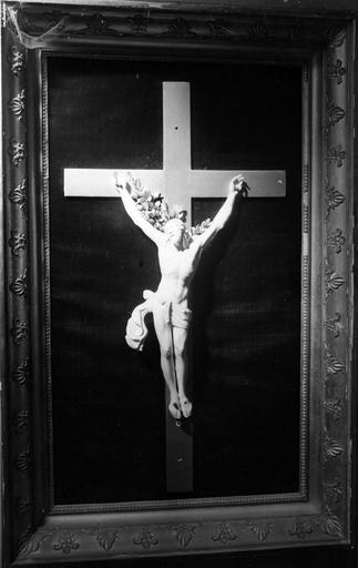 croix encadrée : Christ en croix