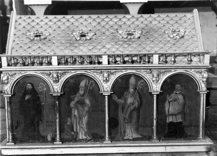 châsse-reliquaire de saint Julien provenant de l'abbaye Saint-Julien du Pré
