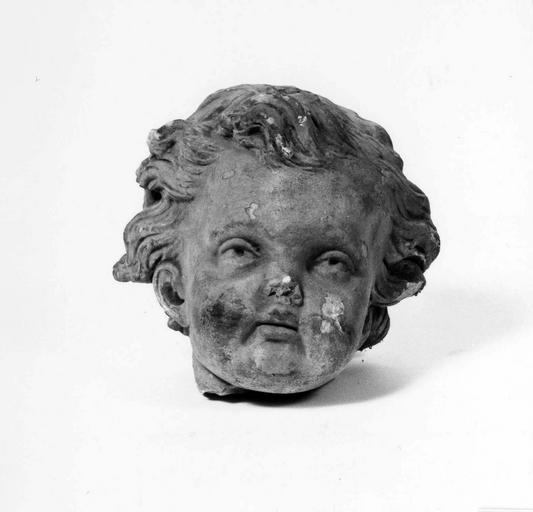 tête d'angelot de Lorcet, provenant du sommet du décor des deux trônes du choeur du XVIIIe siècle