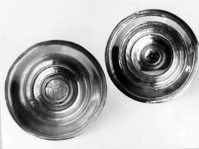 deux écuelles avec fond orné du trésor de Coëffort