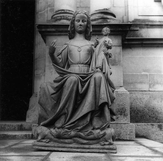 statue : Vierge à l'Enfant