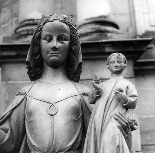 statue : Vierge à l'Enfant, détail du visage de la Vierge et de l'Enfant