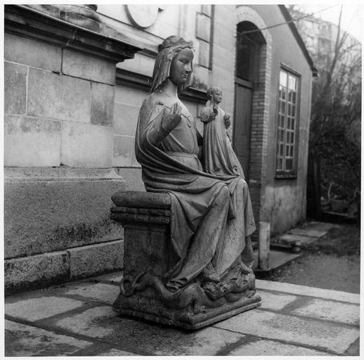 statue : Vierge à l'Enfant, vue de côté