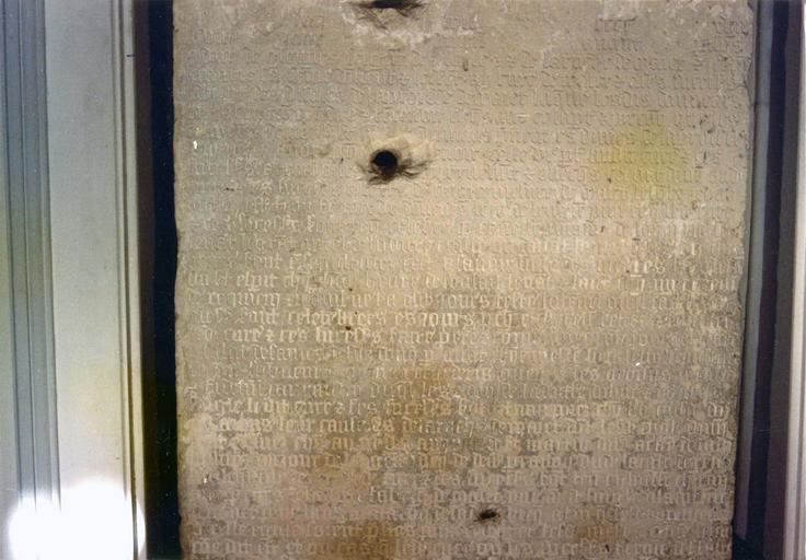 monument (inscription) commémoratif de donation d'Adam de Glennes, seigneur de Salles, et de la Roche de Mayet, et de sa femme, Jeanne Savary - © Ministère de la Culture (France), Médiathèque du patrimoine et de la photographie (objets mobiliers), tous droits réservés