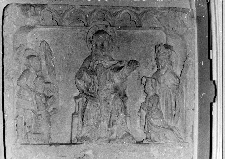monument commémoratif de donation d'Adam de Glennes, seigneur de Salles, et de la Roche de Mayet, et de sa femme, Jeanne Savary - © Ministère de la Culture (France), Médiathèque du patrimoine et de la photographie (objets mobiliers), tous droits réservés