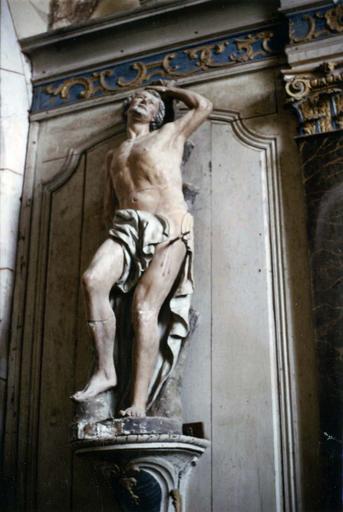 2 retables, 2 tableaux : L'Institution du rosaire, Le Christ au Jardin des oliviers, 4 statues : Vierge à l'Enfant, Saint Louis, Saint Sébastien, Un saint personnage