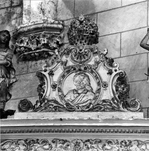 retable latéral sud, médaillon sculpté en bas-relief : saint Joseph