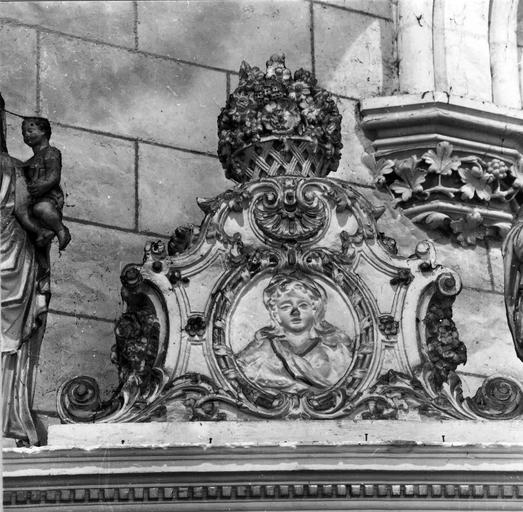 retable latéral nord, médaillon en bas-relief : Vierge ?