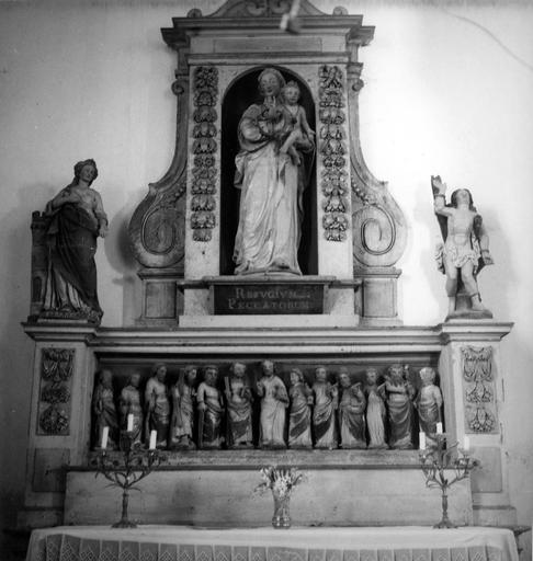 retable avec statuettes : Le Christ et les douze Apôtres, statues : Vierge à l'Enfant, sainte Barbe, saint Sébastien