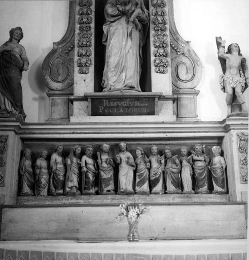 13 statues : Le Christ et les douze Apôtres