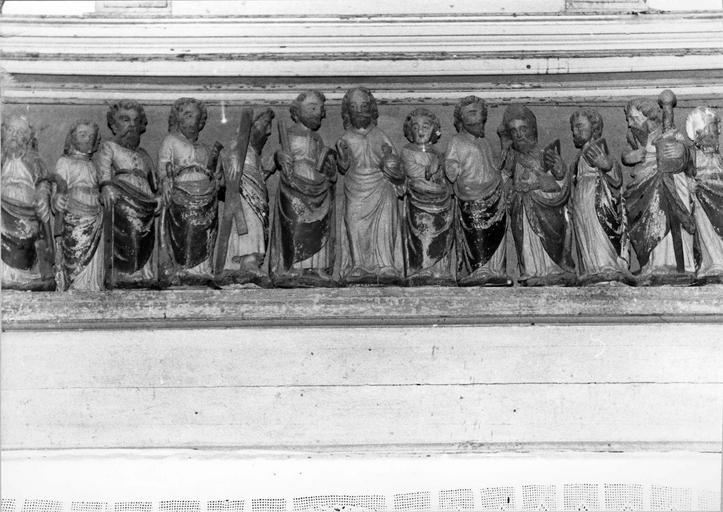13 statues : Le Christ et les douze Apôtres