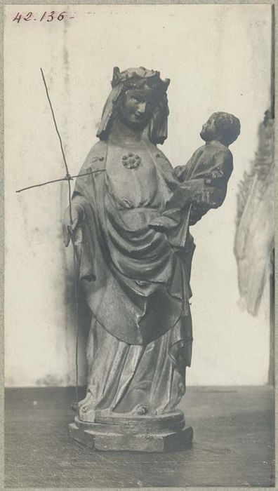 statue : Vierge à l'Enfant