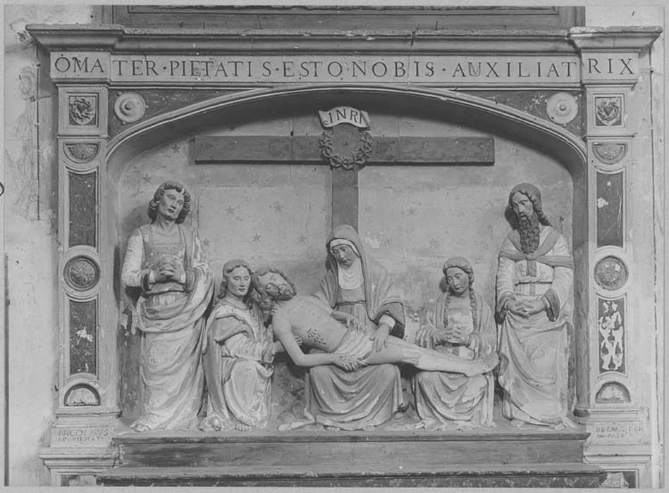 autel, retable, groupe sculpté : Vierge de Pitié entre saint Jean, sainte Madeleine, Nicodème ?, saint Joseph d'Arimathie