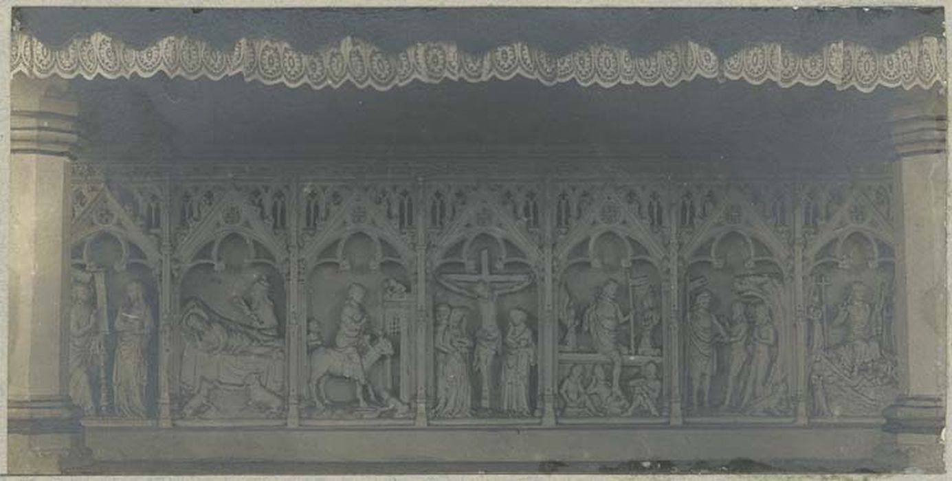 retable, bas-reliefs : L'Annonciation, La Nativité, Les Rameaux, Le Crucifiement, La Résurrection, La Descente du Christ aux Enfers, Le Jugement dernier