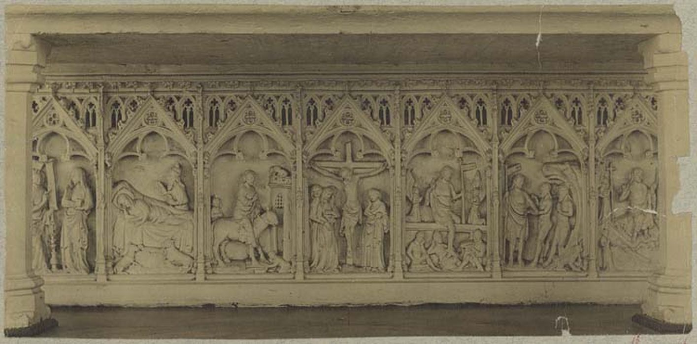 retable, bas-reliefs : L'Annonciation, La Nativité, Les Rameaux, Le Crucifiement, La Résurrection, La Descente du Christ aux Enfers, Le Jugement dernier