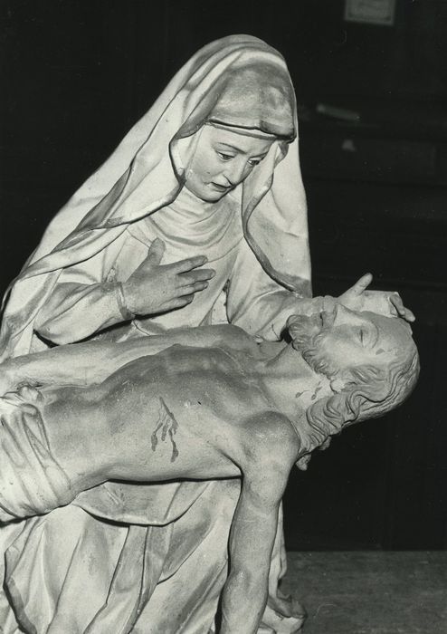 groupe sculpté : Vierge de Pitié, vue partielle