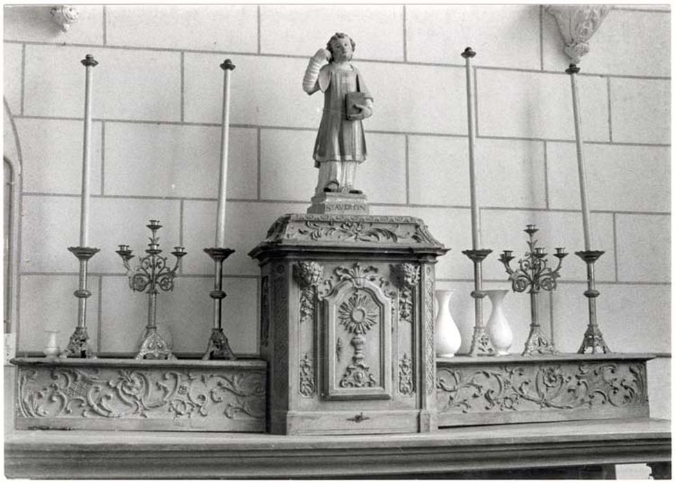 gradin d'autel et tabernacle, quatre flambeaux, deux chandeliers, statue Saint Avertin