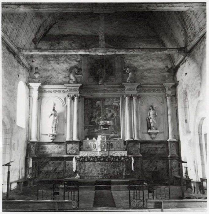 retable du maître-autel, ses deux tableaux : Adoration des Mages et Dieu le Père et ses quatre statues : Anges agenouillés, Saint Martin et Sainte Barbe