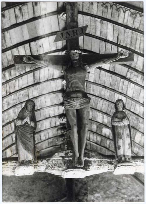 trois statues : Christ en croix, Vierge, Saint Jean l’ Evangéliste, calvaire