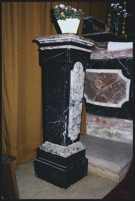 socle d'oeuvre décorative (gaines),autel, gradin d'autel, tabernacle