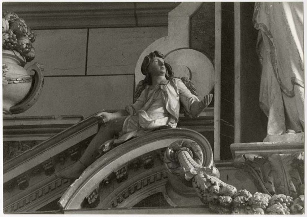 statue : Ange, retable latéral sud