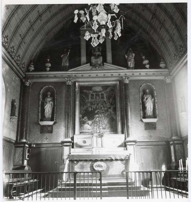 retable du maître-autel, son groupe sculpté : Trinité et deux plaques commémoratives, cinq statues, tableau