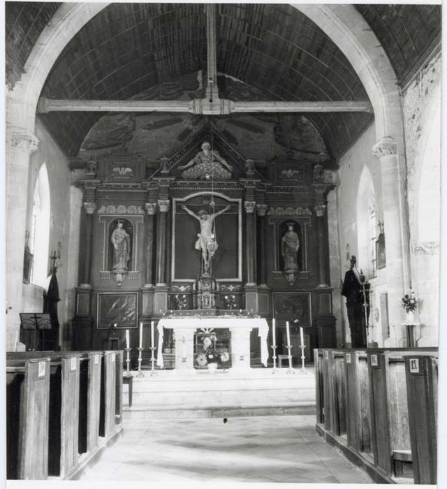 retable du maître-autel, tabernacle, deux statues : Christe en Croix, Saint Côme et Saint Damien et haut-relief : Père éternel, six flambeau