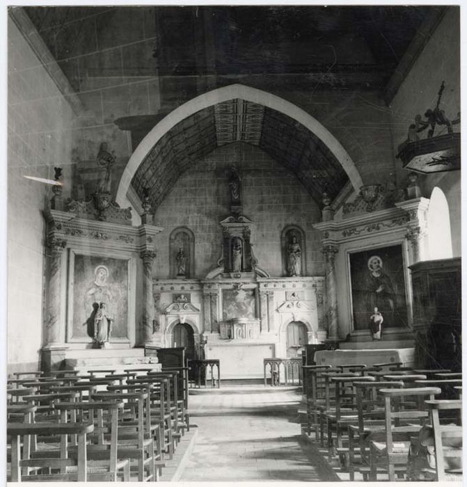 maître-autel, tabernacle, sept statues, deux retable latéraux