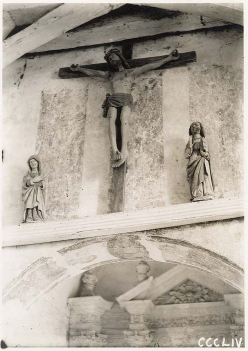 calvaire,  trois statues :Christ en croix, saint Jean l'Evangéliste, Vierge