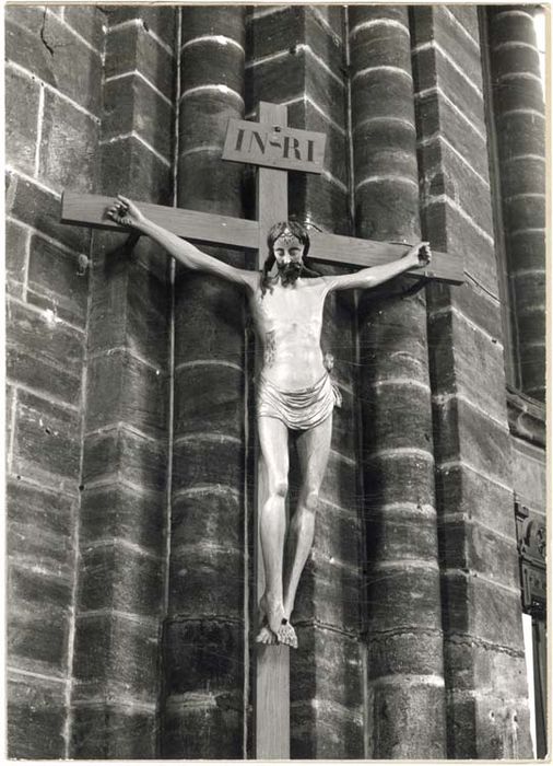 statue : Christ en croix