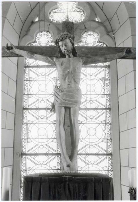 statue : Christ en croix