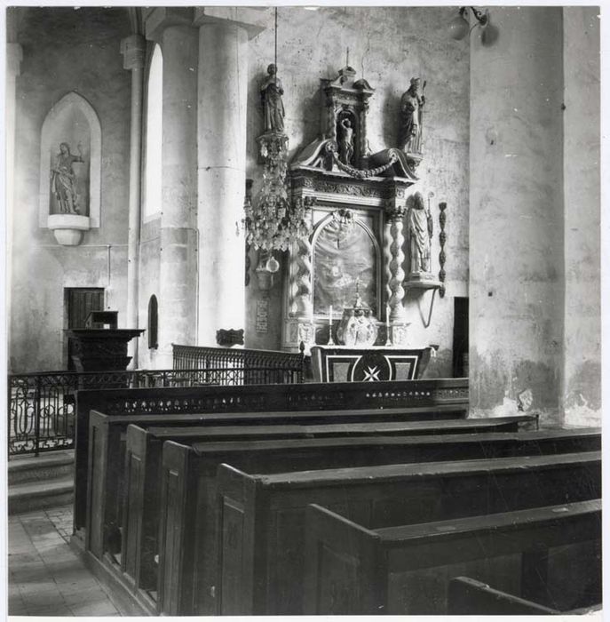 retable latéral sud, quatre statues, deux flambeaux