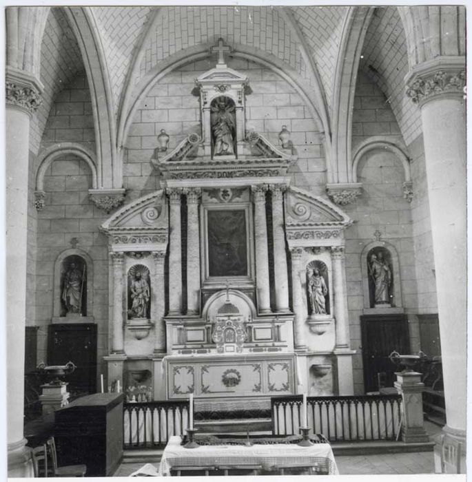 Retable du maître-autel, son tableau : Remise des clés et ses trois statues : Saint Pierre, Saint Marc et Saint Jean-Baptiste