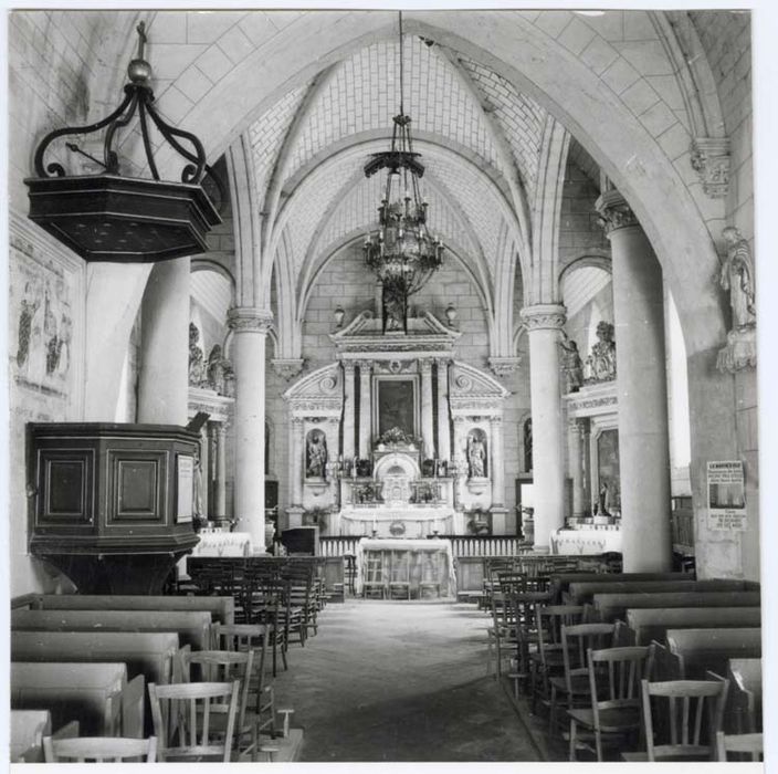 retable du maître-autel, son tableau : Remise des clés et ses trois statues : Saint Pierre, Saint Marc et Saint Jean-Baptiste