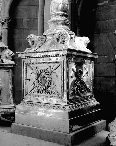 Garniture d'autel : Une croix, six chandeliers sur griffes de lion de l'époque Charles X, pied du tabernacle de la croix, chapelle