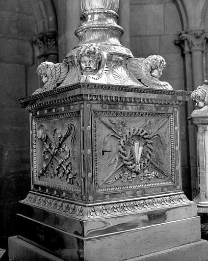 Garniture d'autel : Une croix, six chandeliers sur griffes de lion de l'époque Charles X, pied du tabernacle de la croix, chapelle